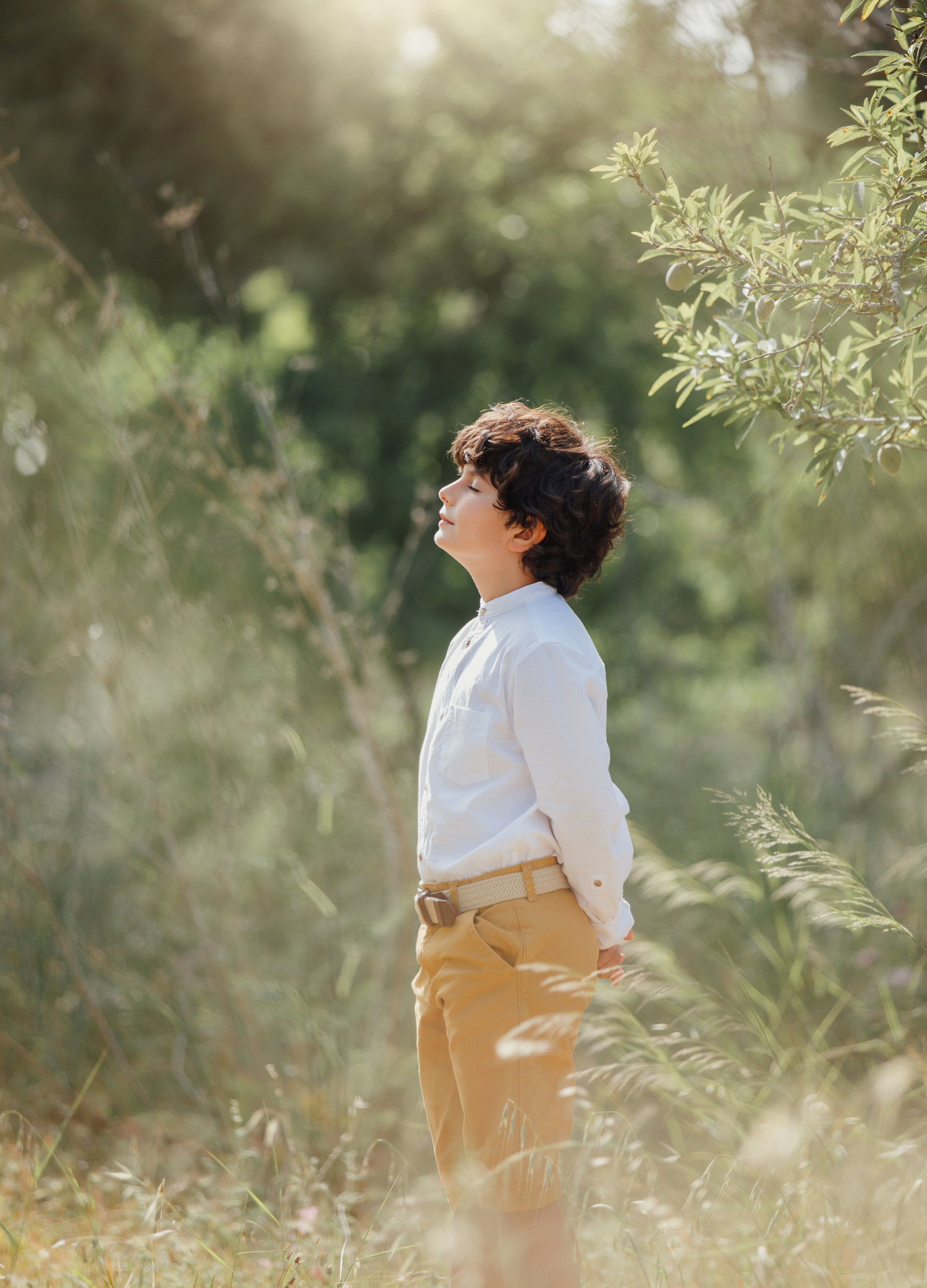 Niño jugando entre árboles, sesión exterior Cartagena